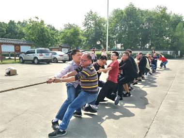 勞動最美、團(tuán)結(jié)拼搏”拔河比賽